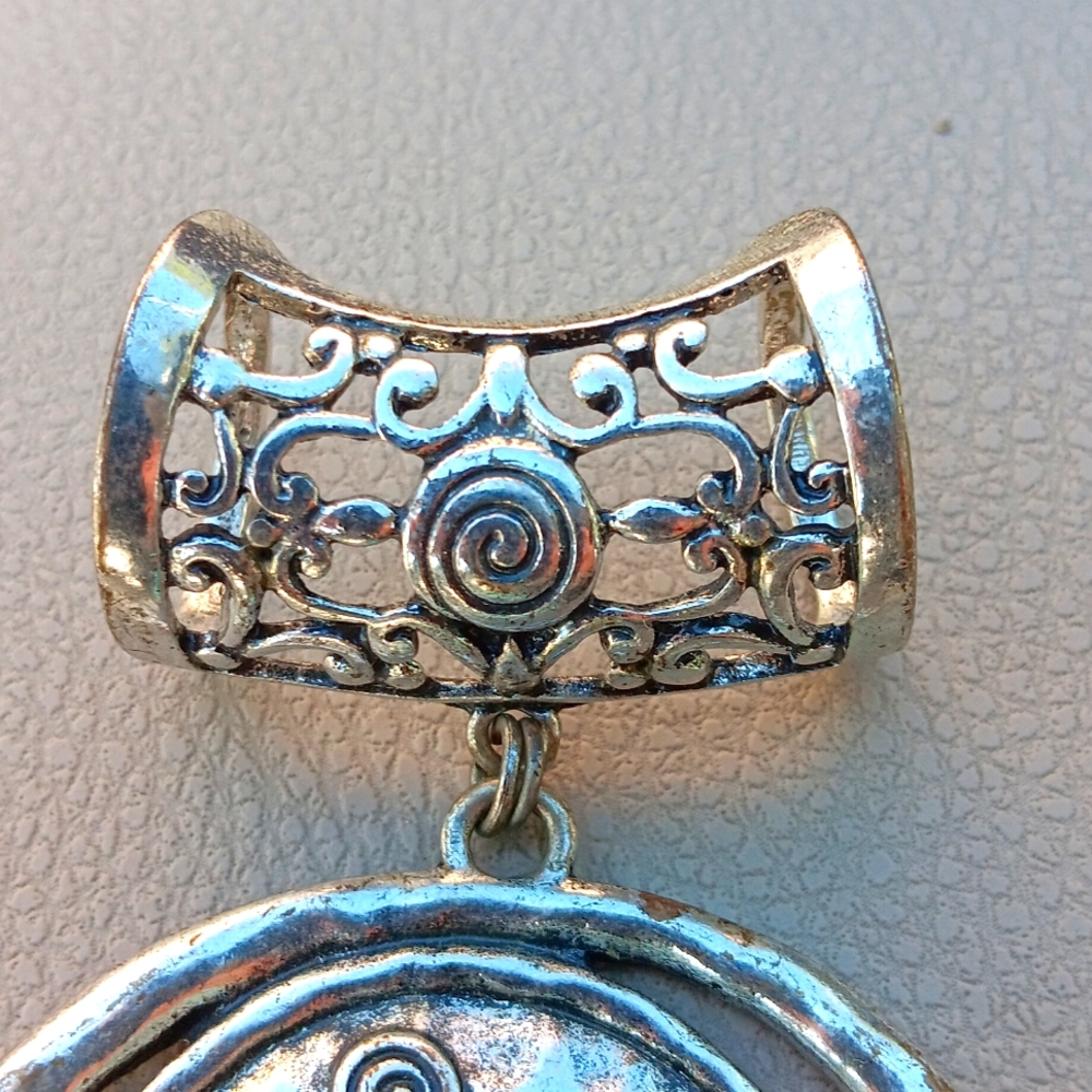 GORGEOUS  PENDANT - Picture 2 of 4